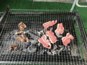 ＢＢＱコンロで肉を焼く写真